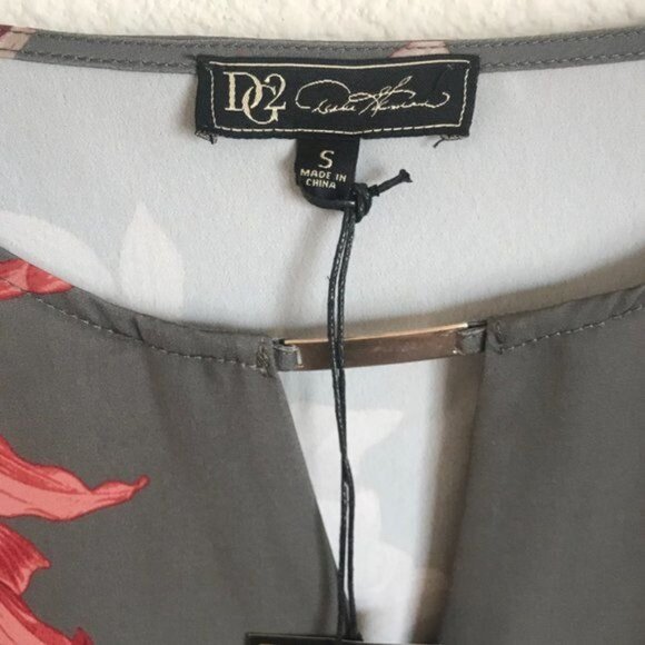 DG2 Floral Keyhole Ruffle Sleeve Blouse in Moss - Size S - NWT - Picture 4 of 6